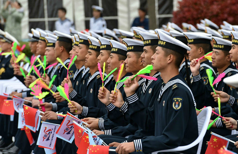 Qingdao : un spectacle conjoint de musique militaire pour célébrer le 70e anniversaire de la marine de l'APL