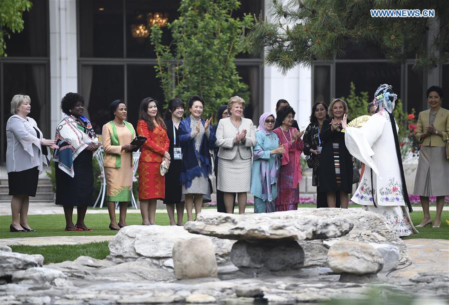 Peng Liyuan invite les épouses des dirigeants étrangers à assister à une représentation de l'opéra chinois