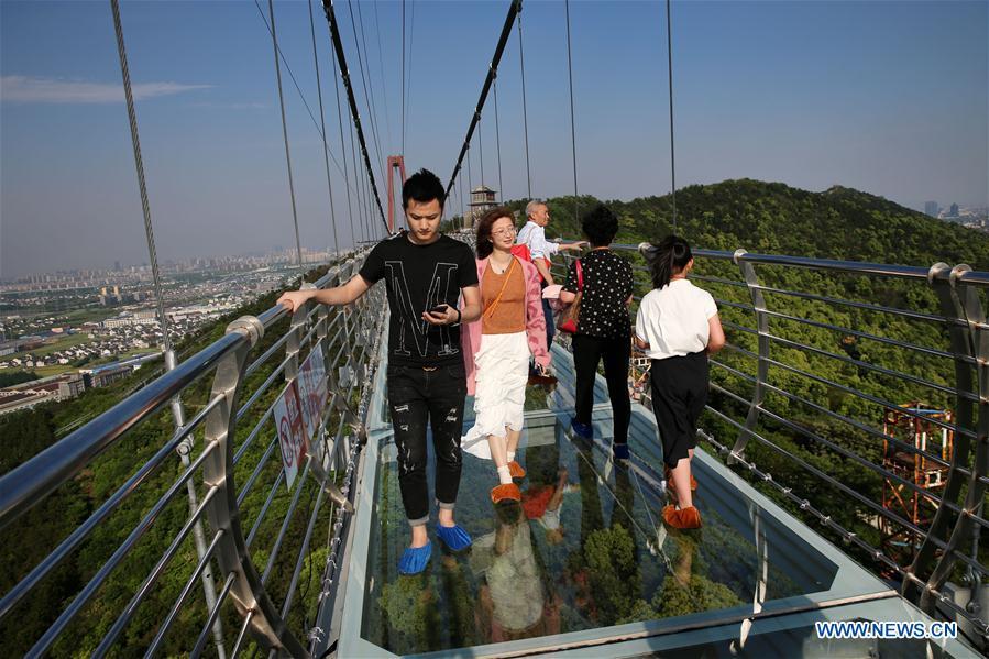 Un pont de verre dans un site touristique du Jiangsu