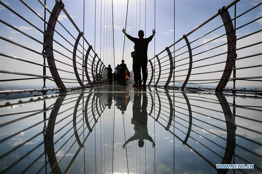 Un pont de verre dans un site touristique du Jiangsu