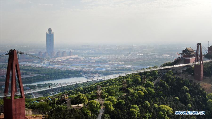 Un pont de verre dans un site touristique du Jiangsu