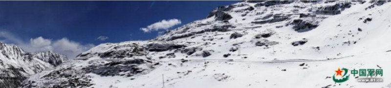 Tibet : des soldats transportent des marchandises par téléphérique dans une zone de montagne enneigée