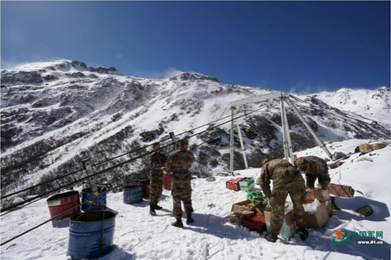 Tibet : des soldats transportent des marchandises par téléphérique dans une zone de montagne enneigée