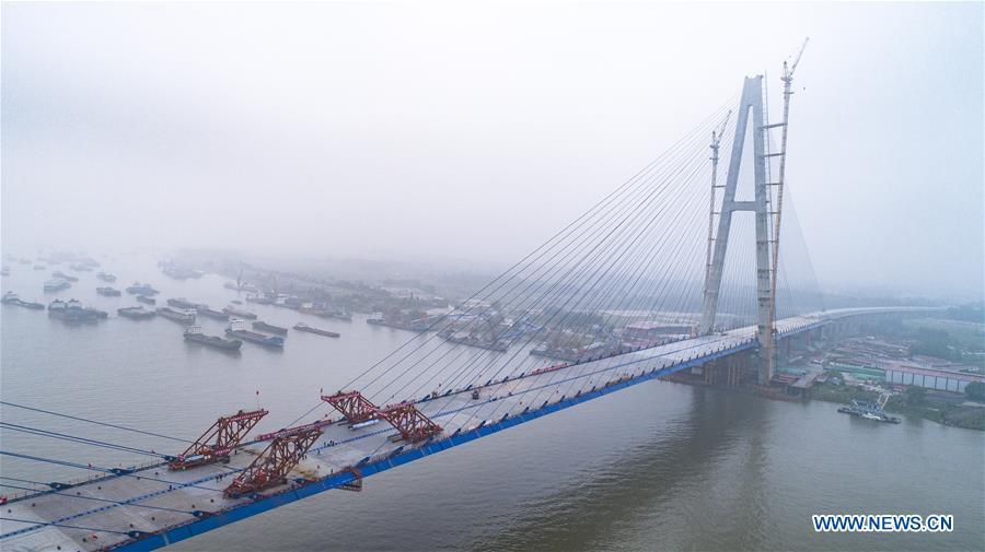 Wuhan : fin de la pose du pont Qingshan sur le Yangtsé 