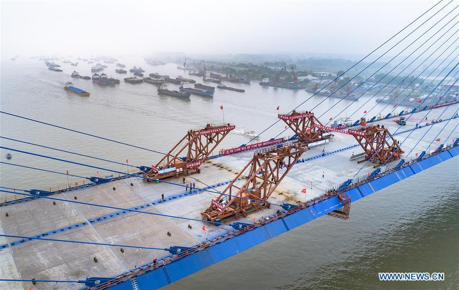 Wuhan : fin de la pose du pont Qingshan sur le Yangtsé 