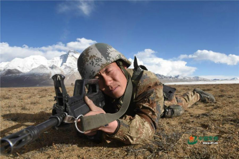 Tibet : une brigade d'artillerie procède à des man?uvres à tirs réels