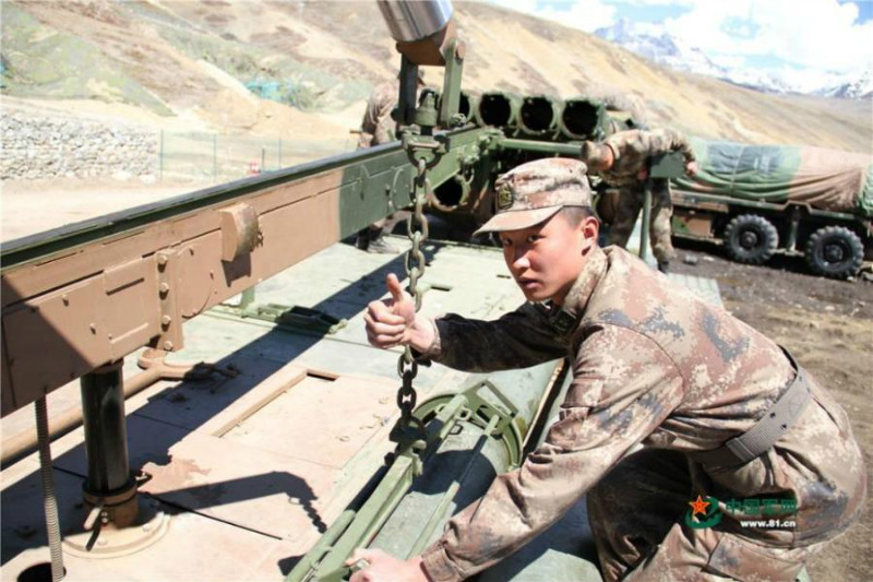 Tibet : une brigade d'artillerie procède à des man?uvres à tirs réels