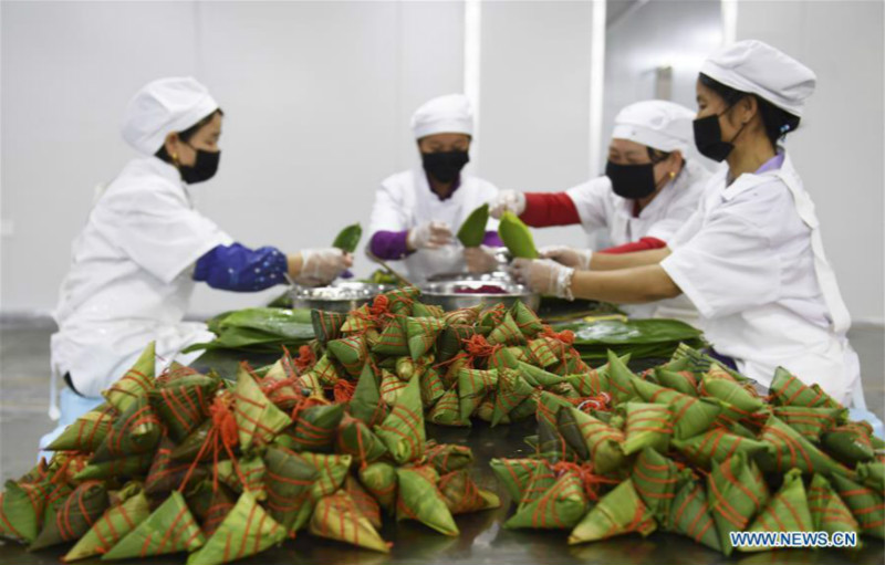 Les zongzi colorés, spécialité traditionnelle de la Fête des Bateaux-dragons