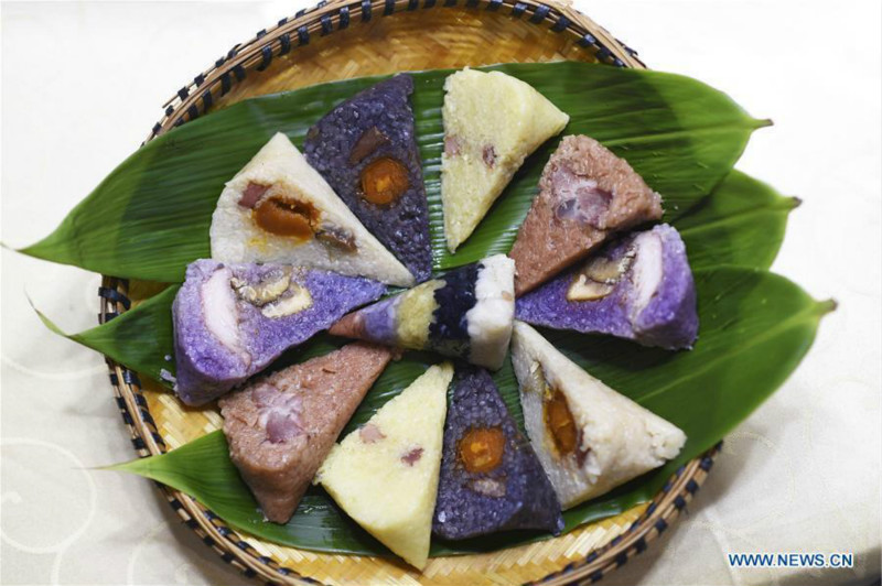 Les zongzi colorés, spécialité traditionnelle de la Fête des Bateaux-dragons