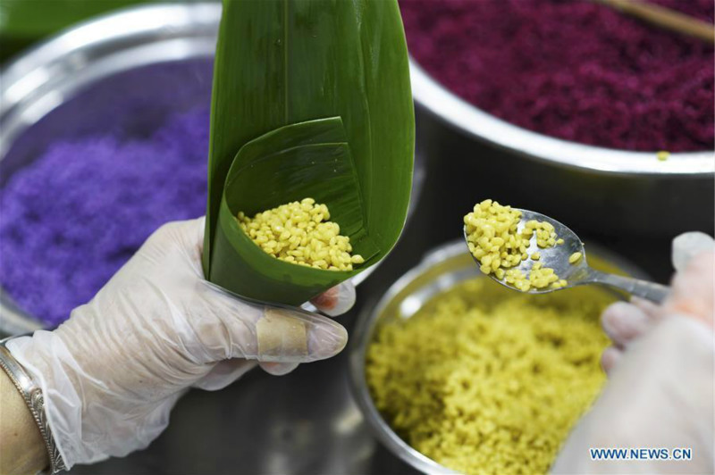 Les zongzi colorés, spécialité traditionnelle de la Fête des Bateaux-dragons