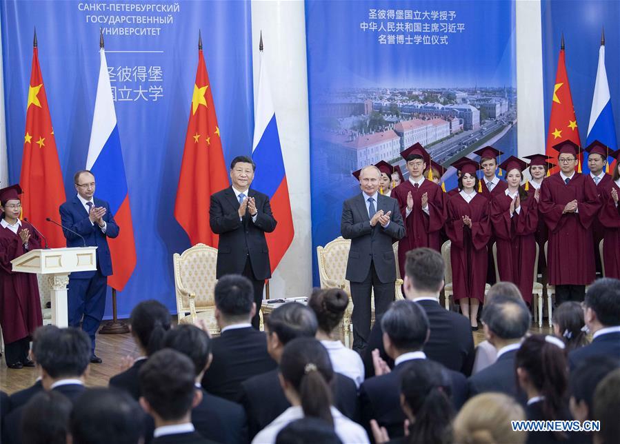 Le président chinois re?oit un doctorat honorifique d'une université russe