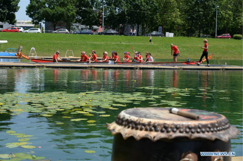 Croatie : course de bateaux-dragons à Zagreb