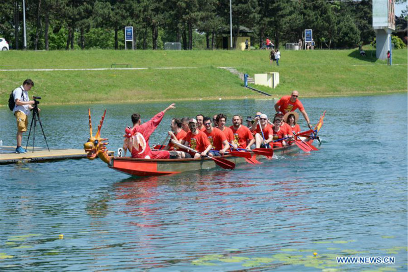 Croatie : course de bateaux-dragons à Zagreb