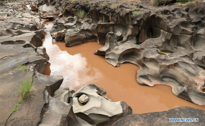 Sichuan : un paysage de nids-de-poule dans la vallée de la rivière Shenyu