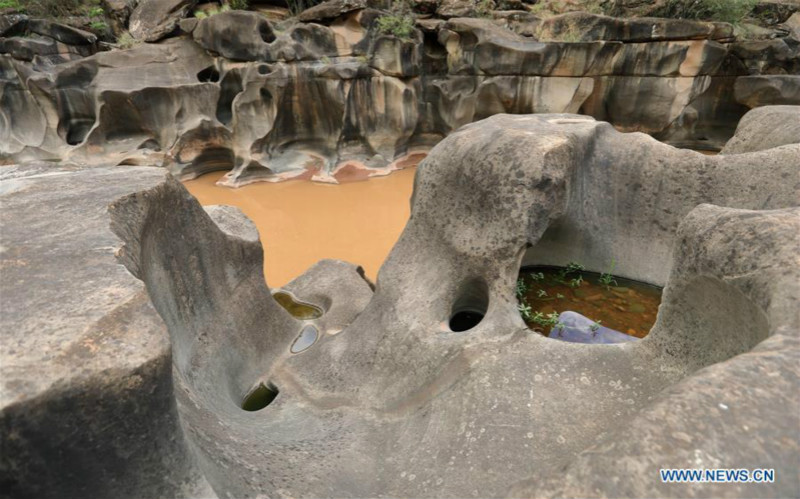 Sichuan : un paysage de nids-de-poule dans la vallée de la rivière Shenyu