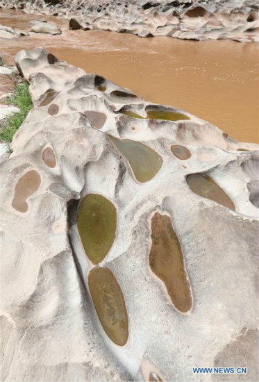 Sichuan : un paysage de nids-de-poule dans la vallée de la rivière Shenyu