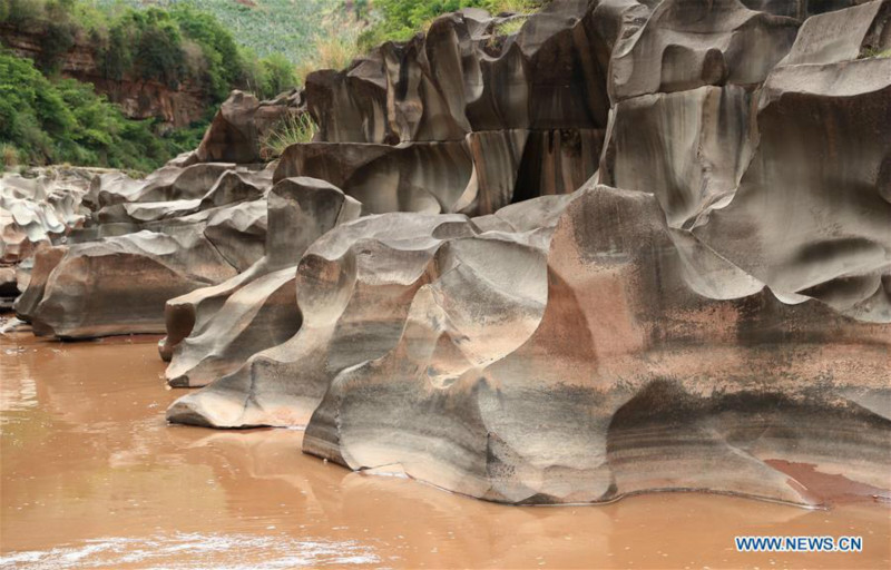 Sichuan : un paysage de nids-de-poule dans la vallée de la rivière Shenyu