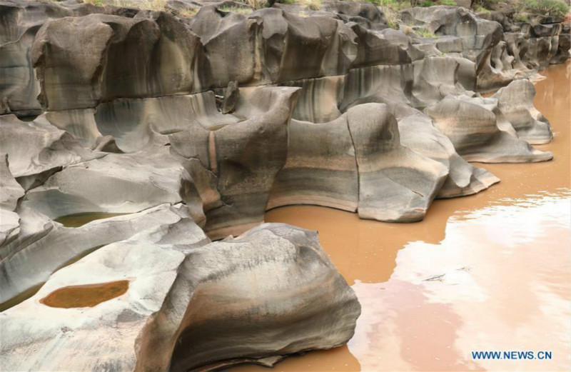 Sichuan : un paysage de nids-de-poule dans la vallée de la rivière Shenyu