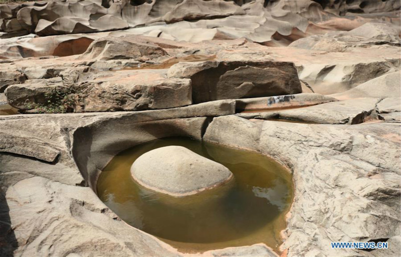 Sichuan : un paysage de nids-de-poule dans la vallée de la rivière Shenyu