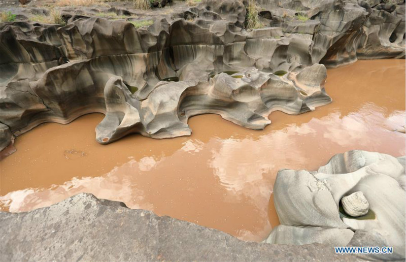 Sichuan : un paysage de nids-de-poule dans la vallée de la rivière Shenyu