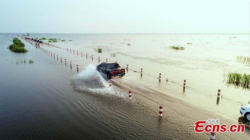 En promenade le long de l'? autoroute aquatique ? du lac Poyang