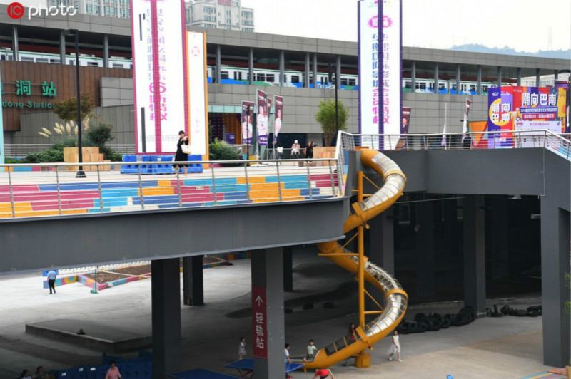 A Chongqing, sortez du métro en toboggan ! 