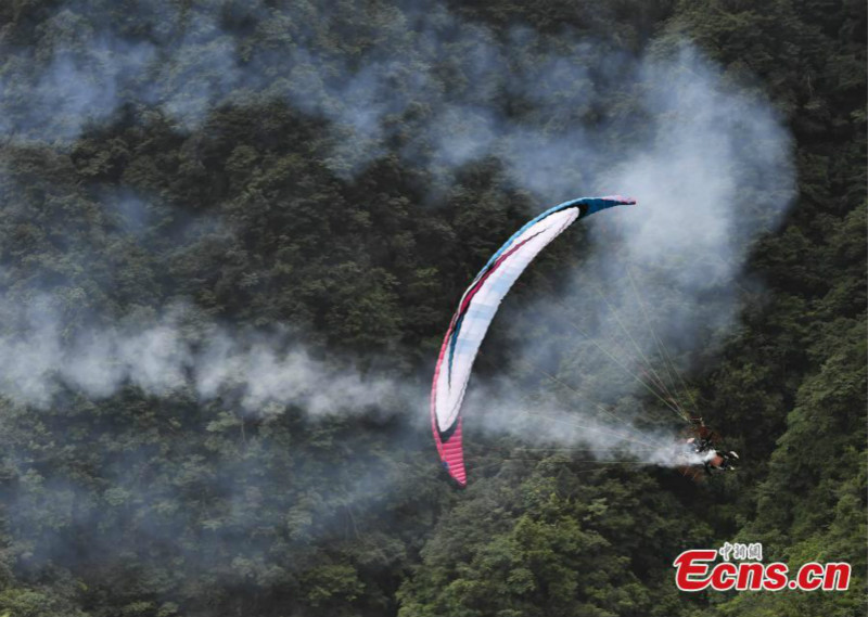 Des parapentistes motorisés vont affronter le mont Tianmen