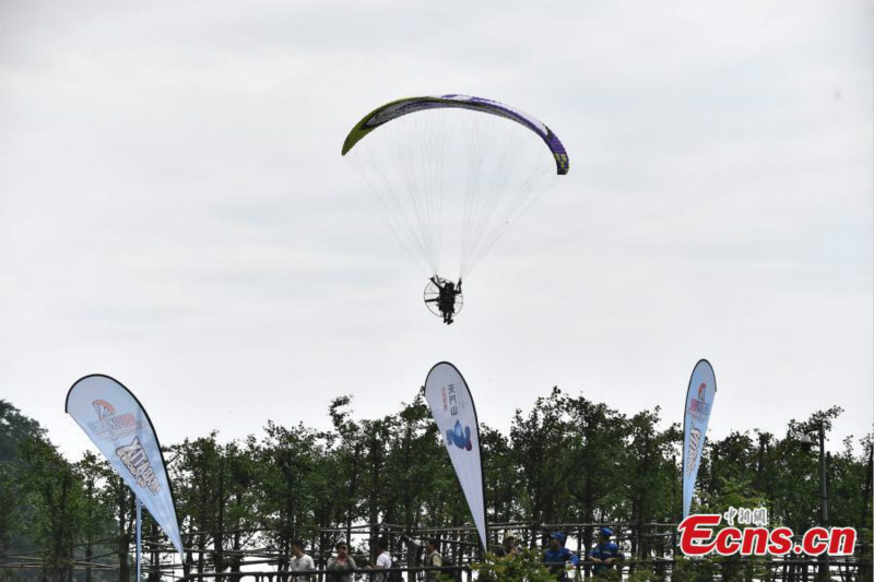 Des parapentistes motorisés vont affronter le mont Tianmen