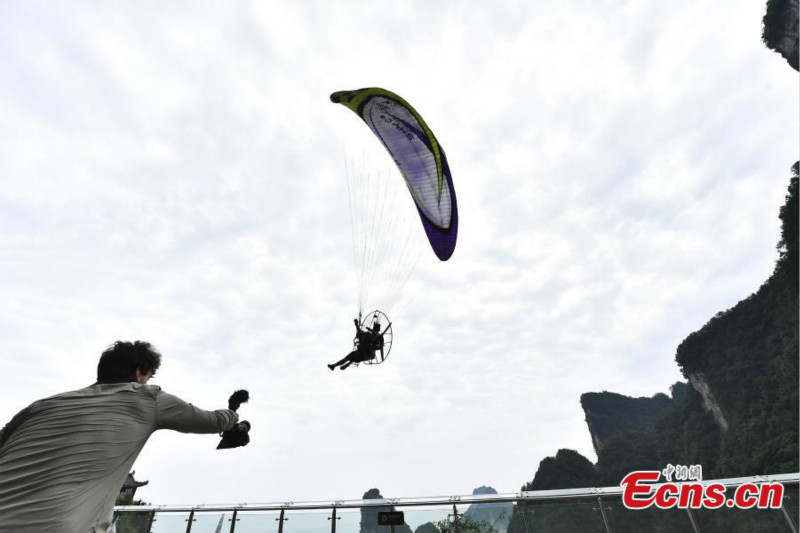 Des parapentistes motorisés vont affronter le mont Tianmen