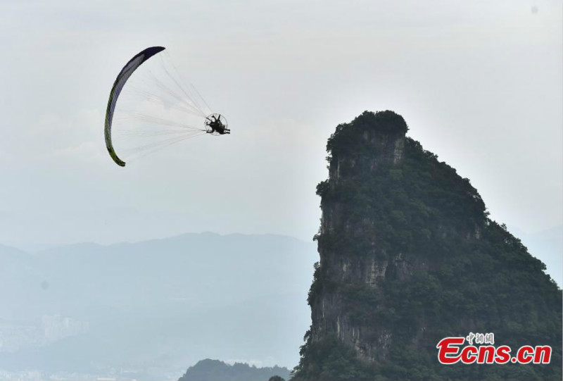 Des parapentistes motorisés vont affronter le mont Tianmen