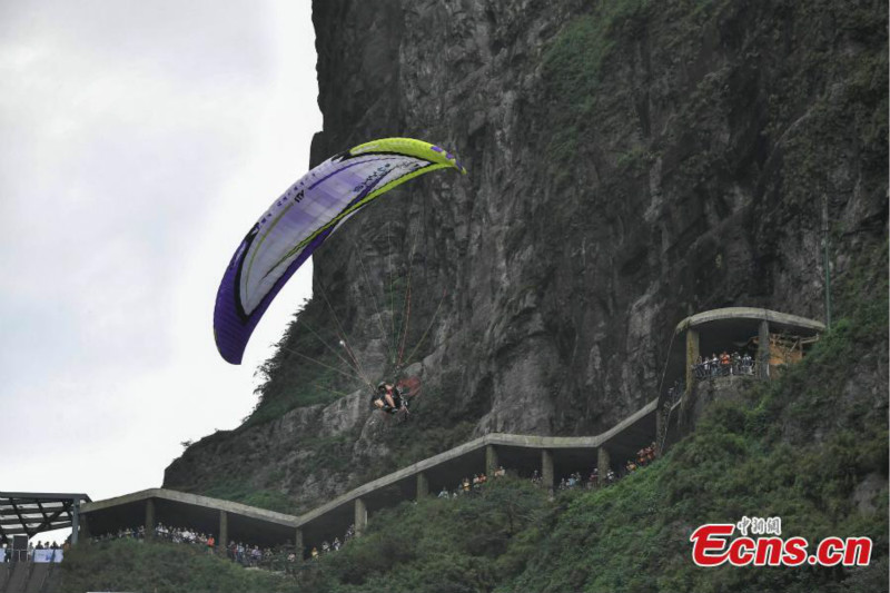 Des parapentistes motorisés vont affronter le mont Tianmen