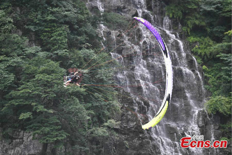 Des parapentistes motorisés vont affronter le mont Tianmen