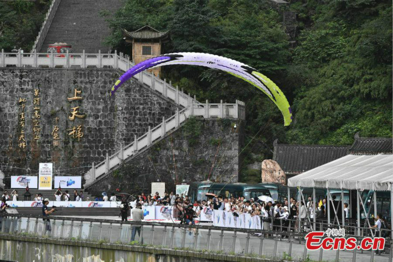 Des parapentistes motorisés vont affronter le mont Tianmen