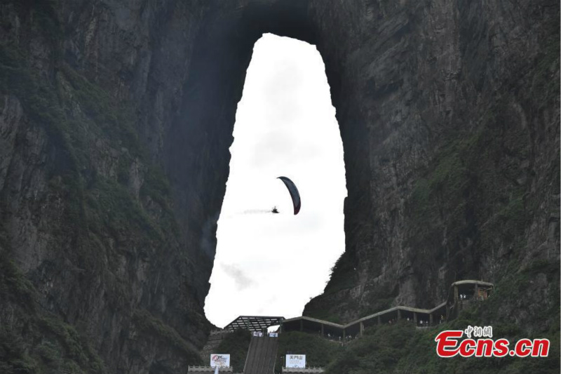 Des parapentistes motorisés vont affronter le mont Tianmen