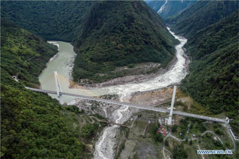 à la découverte des nouveaux et anciens ponts le long de l'autoroute Sichuan-Tibet