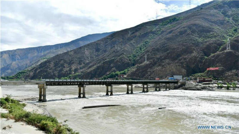 à la découverte des nouveaux et anciens ponts le long de l'autoroute Sichuan-Tibet