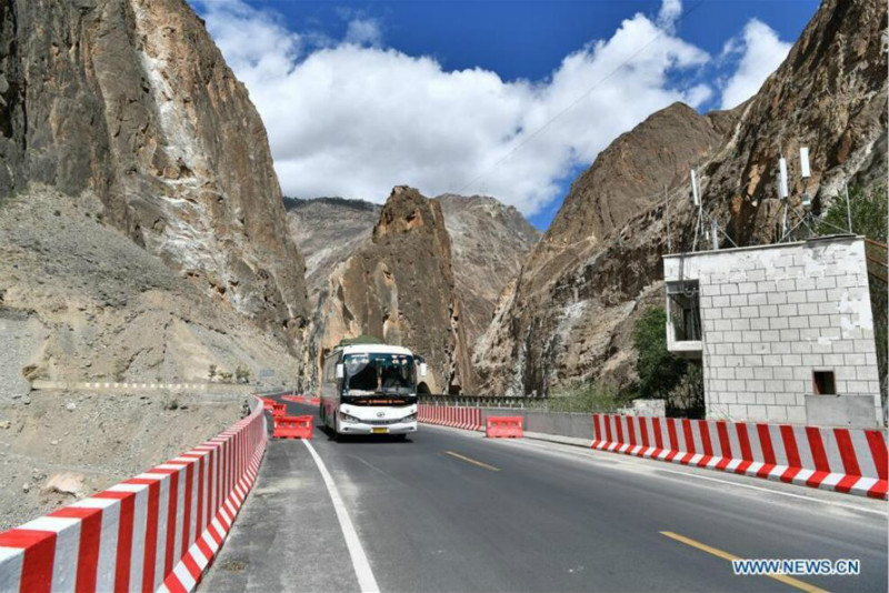 à la découverte des nouveaux et anciens ponts le long de l'autoroute Sichuan-Tibet