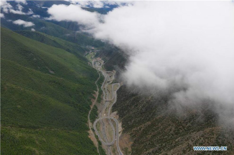 à la découverte des nouveaux et anciens ponts le long de l'autoroute Sichuan-Tibet