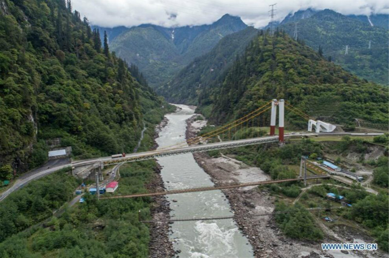 à la découverte des nouveaux et anciens ponts le long de l'autoroute Sichuan-Tibet