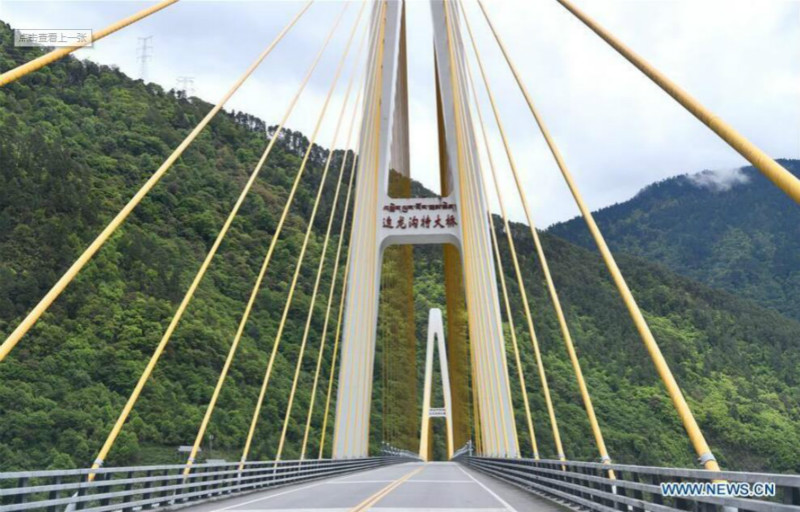 à la découverte des nouveaux et anciens ponts le long de l'autoroute Sichuan-Tibet