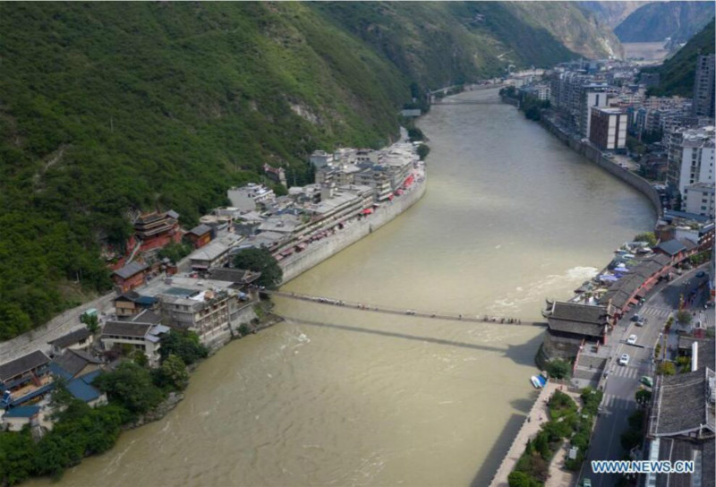 à la découverte des nouveaux et anciens ponts le long de l'autoroute Sichuan-Tibet