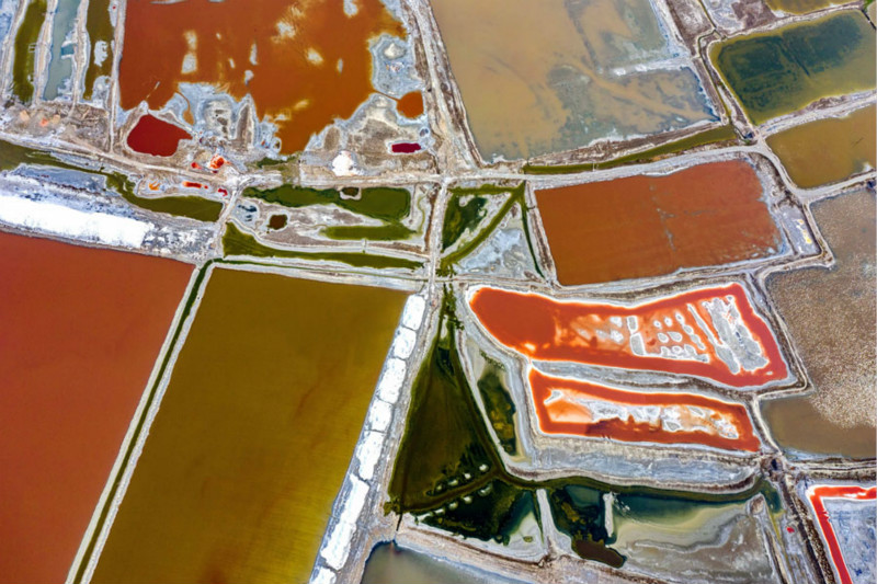 L'évaporation de l'eau du lac salé de Yuncheng révèle des couleurs vives