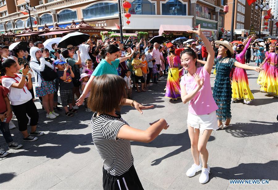 Le grand bazar d'Urumqi entre dans la haute saison touristique