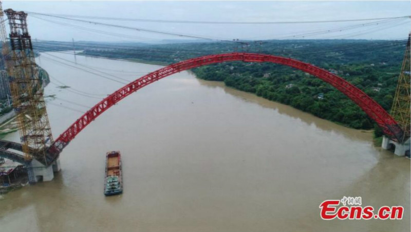 Sichuan : un pont routier en construction sur le fleuve Yangtsé