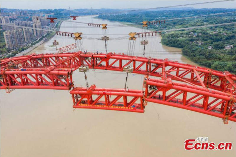 Sichuan : un pont routier en construction sur le fleuve Yangtsé