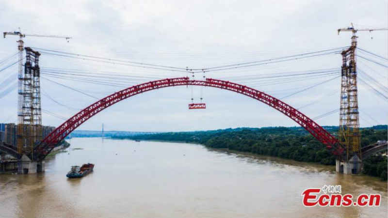 Sichuan : un pont routier en construction sur le fleuve Yangtsé