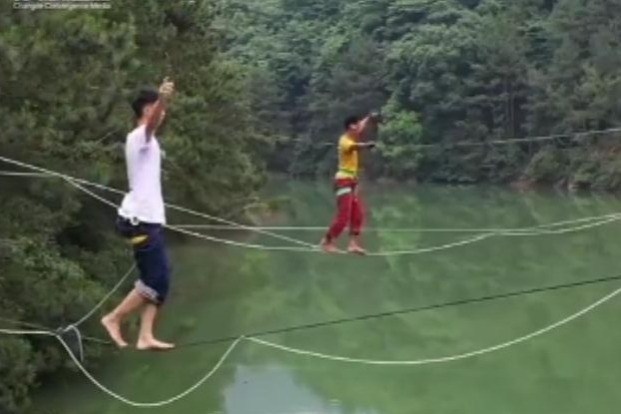 Hunan : des slacklineurs offrent un spectacle à haute altitude