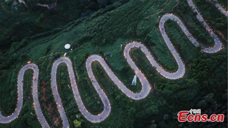 Yunnan : 1 300 personnes célèbrent le festival de la Torche sur une route de montagne