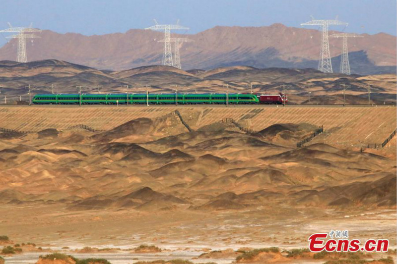 Le train à grande vitesse Fuxing arrive pour la première fois dans le Xinjiang