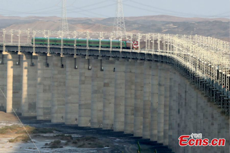 Le train à grande vitesse Fuxing arrive pour la première fois dans le Xinjiang